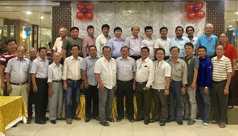 崇正會館理監事與客屬鄉親留影。