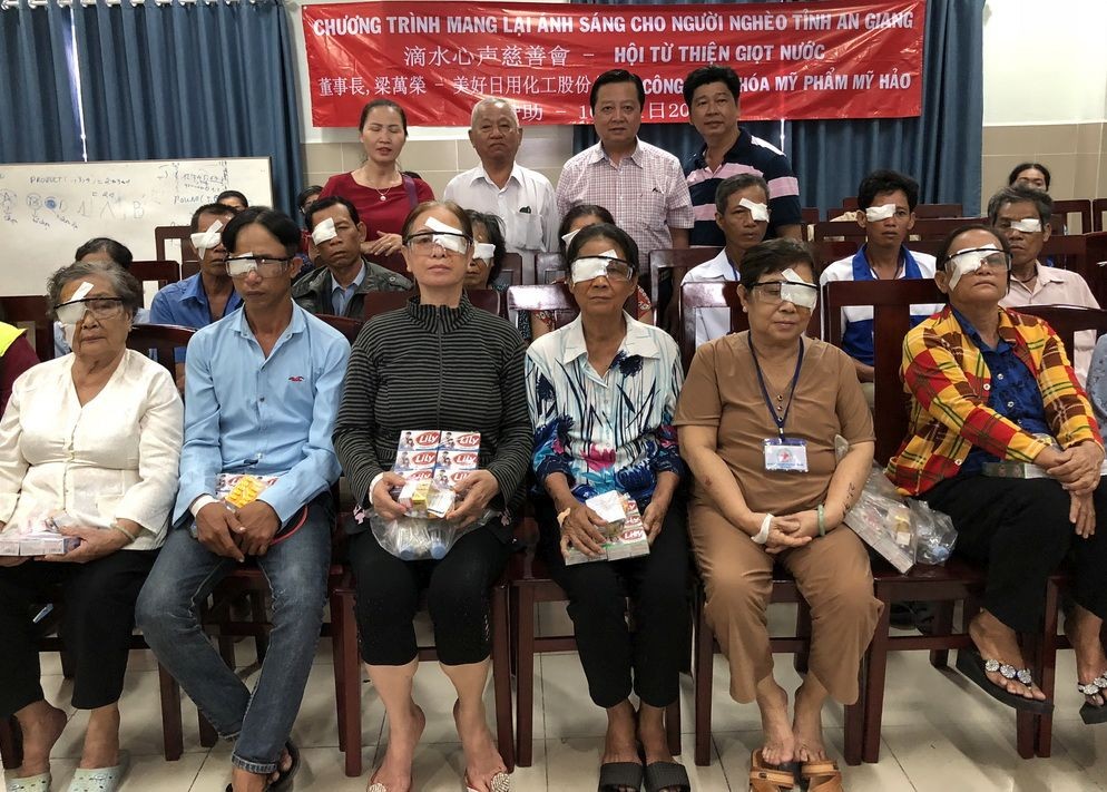 梁萬榮先生(後排右二)及各位熱心人士與剛施手術的貧困視障者合影。