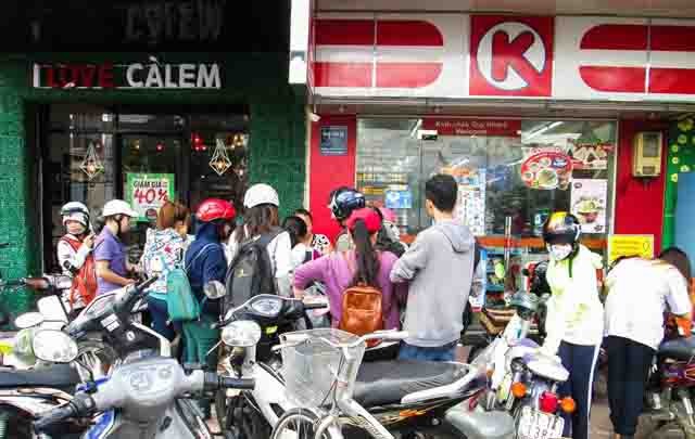 把摩托車停在路邊購物已是司空見慣的景象。