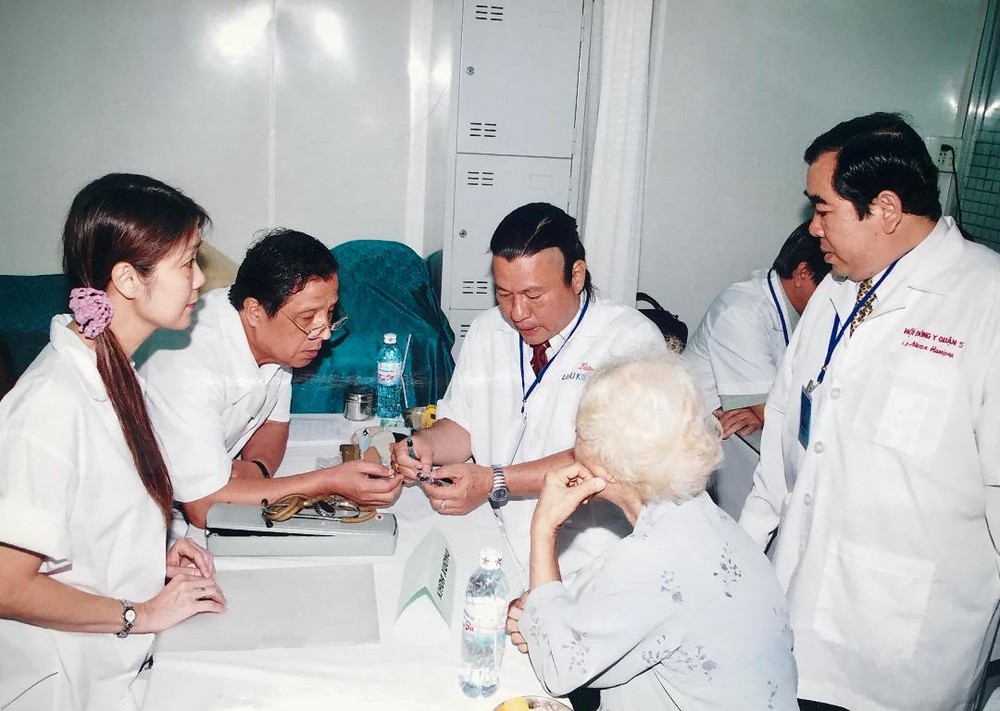 本文作者劉劍昌師傅（左三）與各醫師研討醫術。