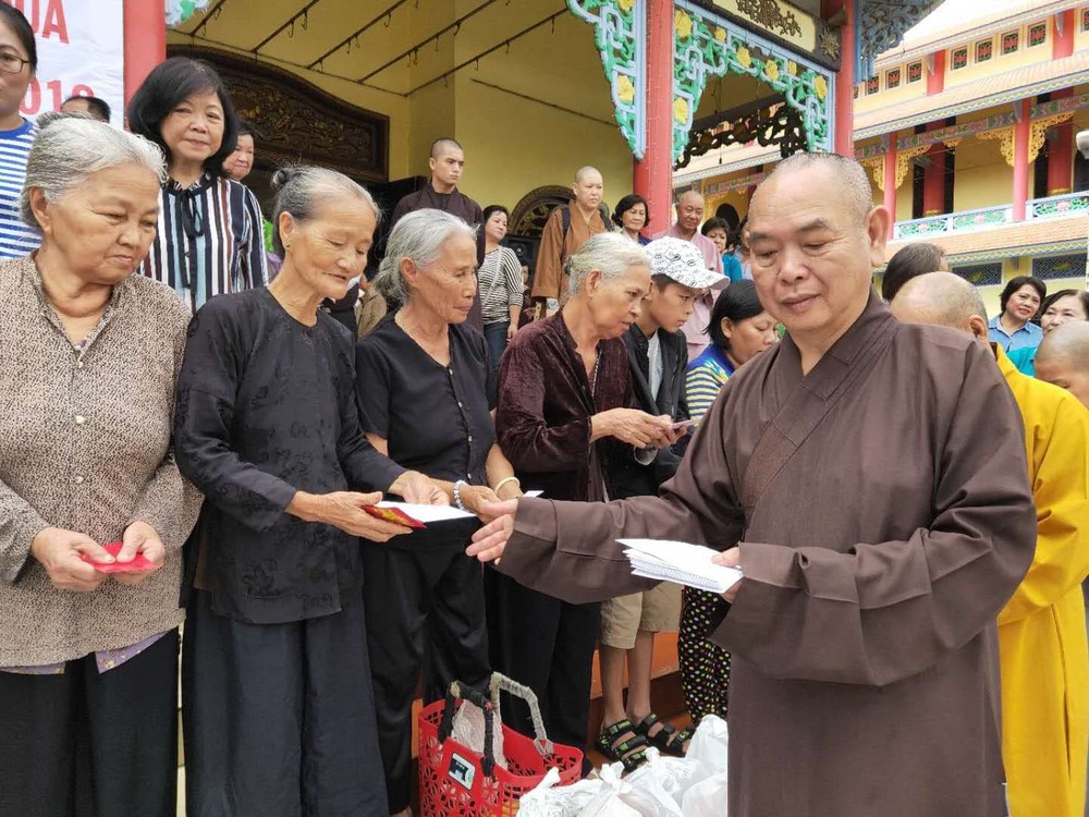 市華人佛教會正代表釋慧功上座與慈善團向安江省朱篤市貧困戶贈送賑濟品。