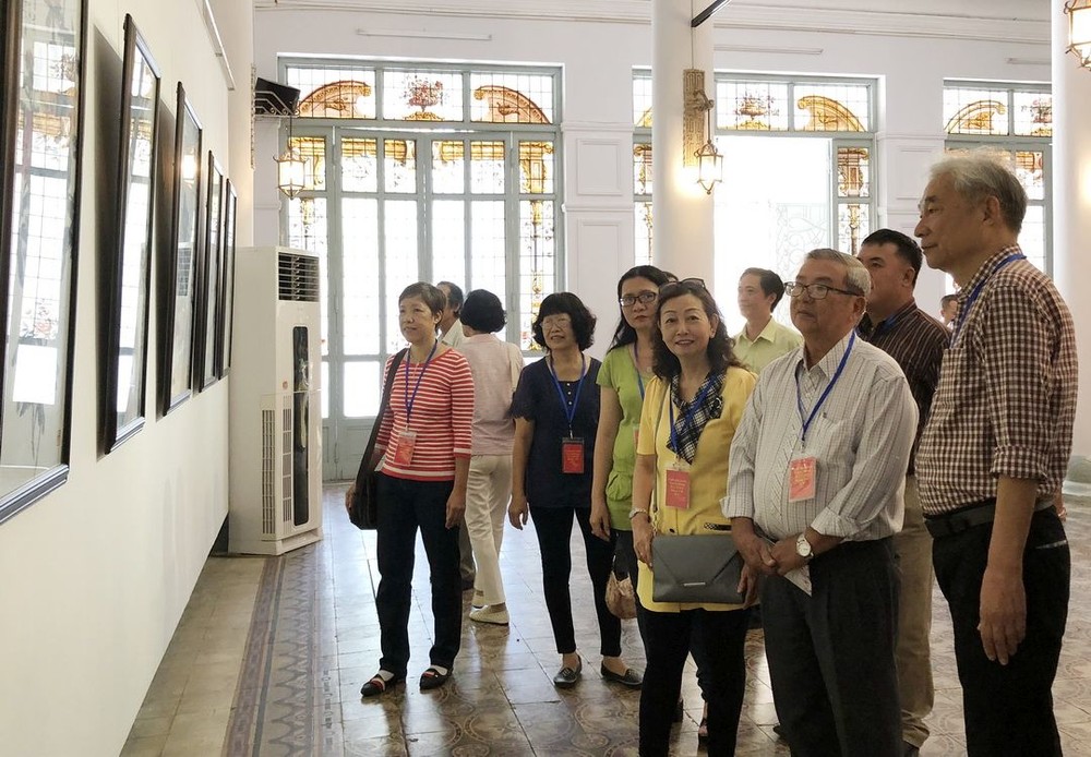 聞立聖畫家(右一)與我國華人畫家、 書法家交流。