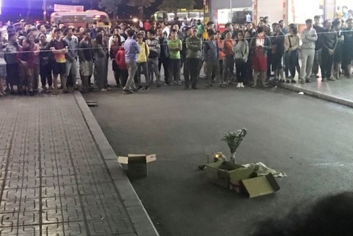 眾多人們聞訊後趕到事發現場在警戒線外駐足圍觀。（圖源：忠孝）