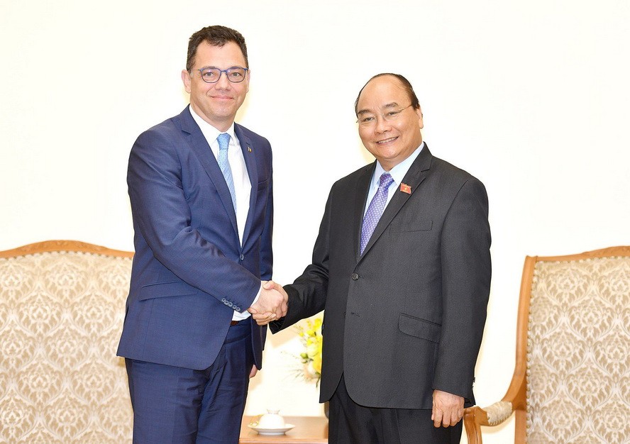 政府總理阮春福（右）接見羅馬尼亞營商環境、商務和創業部長斯特凡‧拉杜‧奧普雷亞。（圖源：光孝）