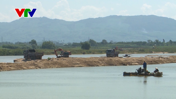 河上砂石開採活動。（圖源：VTV）