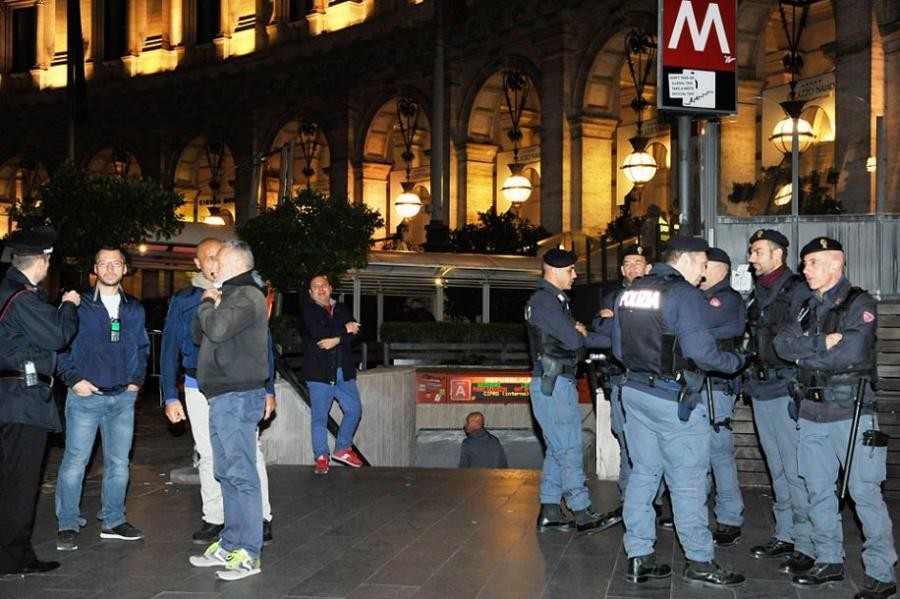 警察在事發地鐵站外執勤。（圖源：互聯網）