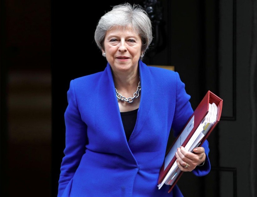 當地時間24日， 英國首相特雷莎·梅離開唐寧街10號首相官邸。（圖源：路透社）