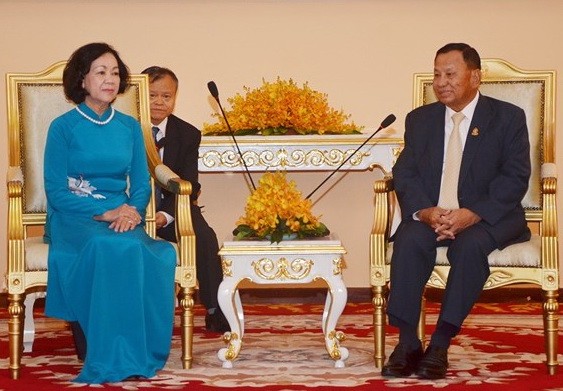 中央民運部長張氏梅（左）在柬埔寨首都金邊同柬埔寨人民黨副主席賽宗舉行會晤。（圖源：VOV）