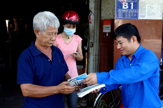 電力公司與地方政府配合，給民眾贈送指導消防與電力安全手冊。