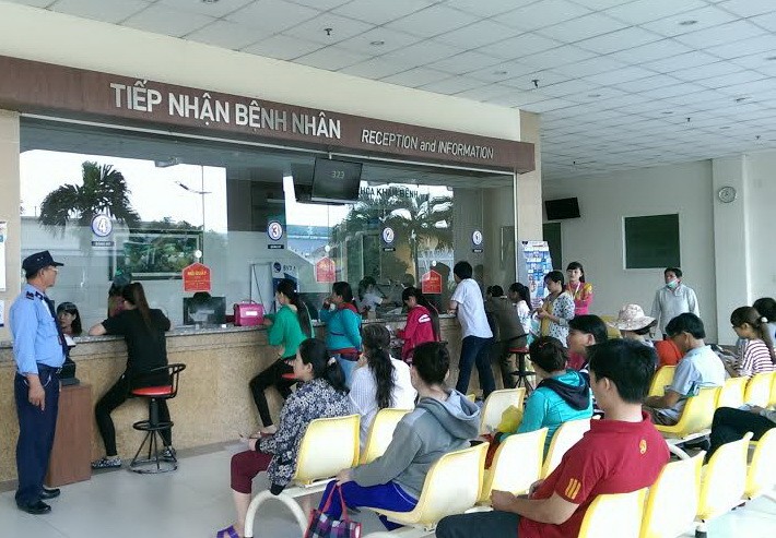 明年擬上調電價學費與醫療費。圖為患者在醫院掛號待診。（示意圖源：互聯網）