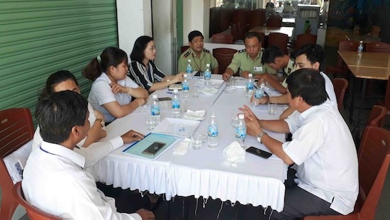 芽莊市聯部門檢查團不時突擊檢查廣告牌違規的商店和違法使用外勞的企業。