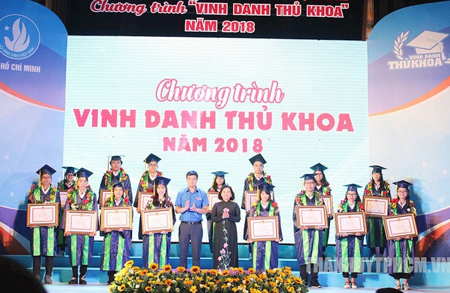 市委宣教處主任申氏舒獎勵大學生榜首。（圖源：市黨部新聞網）