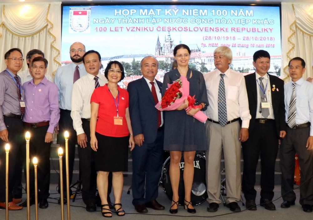 捷克大使館代表Olga Chojnacka（右四）同與會代表合照。