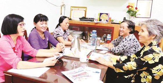 陳錦娥（左）與組員開會。