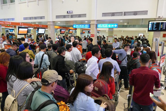 乘客正在新山一機場辦理手續。