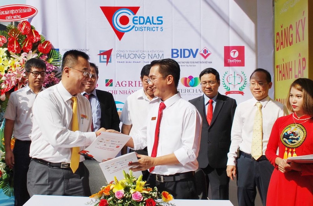 “企業-經營戶登記輔助業務”簽約儀式。