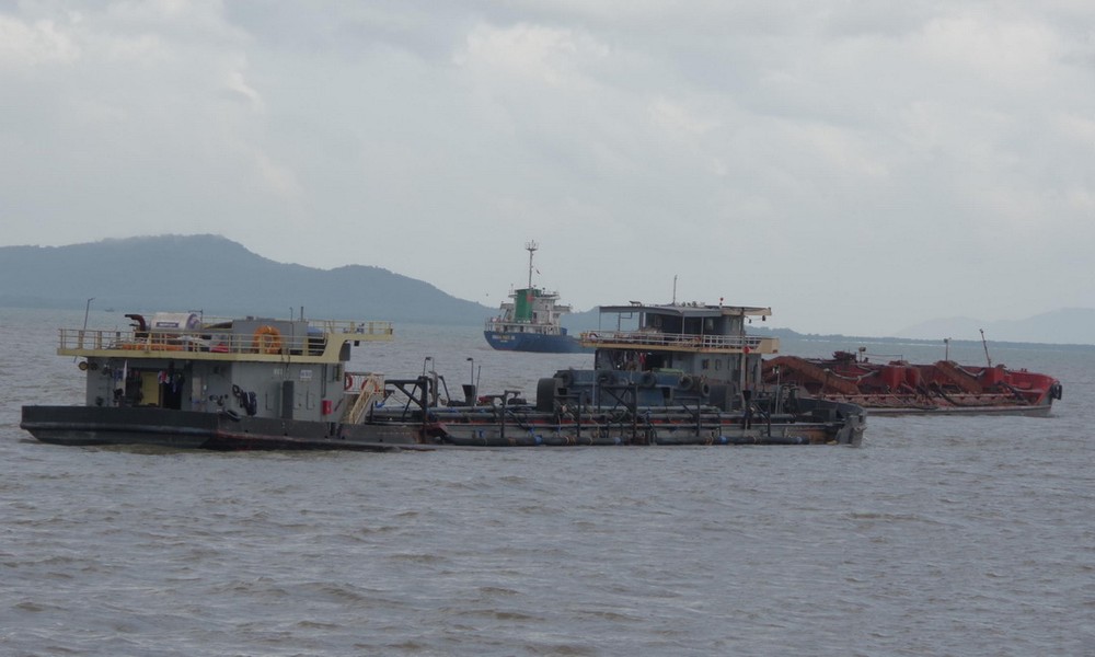 被扣留的非法採沙駁船。（圖源：德勝）