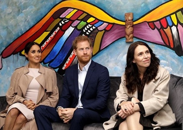 哈利（中）與梅根（左）訪問新西蘭期間，與總理阿德恩（右）會面。（圖源：AP）