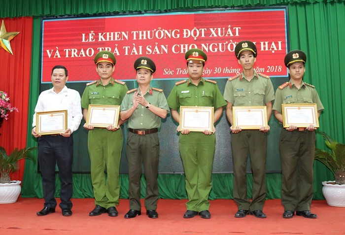 滀臻省公安廳副廳長阮明玉（左三）向偵破案件調查工作作出貢獻的個人頒發獎狀。（圖源：文德）