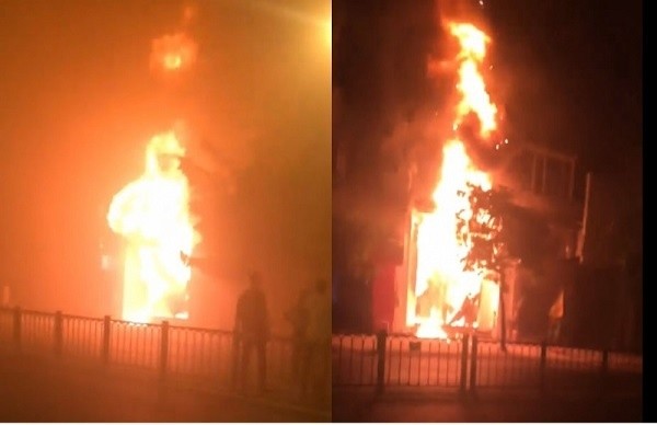 火警現場濃煙滾滾烈火熊熊。（圖源：交通報）