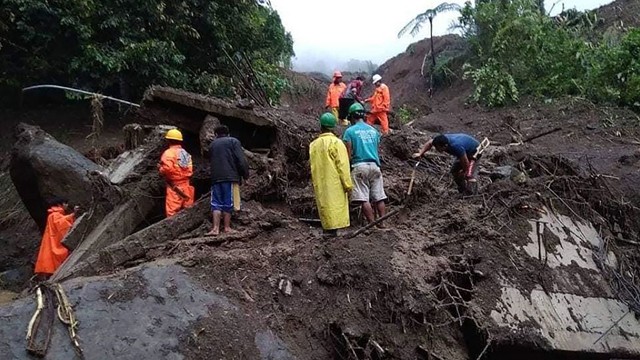 救護隊員在山體滑坡現場尋找生還者。（圖源：互聯網）