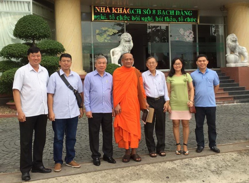 市民運處組團一行７位民運模範代表抵達峴港市時在中央賓館前合照。