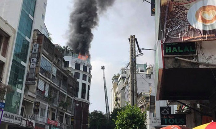 A&Em酒店陽台濃煙滾滾。（圖源：武山）