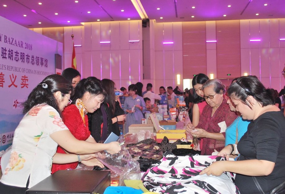 中國駐本市總領事館參加義賣的展位。