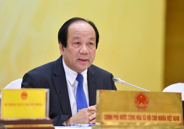 政府辦公廳主任梅進勇部長在政府10月份例會上就有關給本市各公立學校的初中學生免學費的主張一事回答記者提問。（圖源：海山）