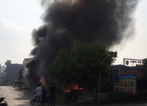 火警現場，濃煙滾滾。（圖源：阮寧）