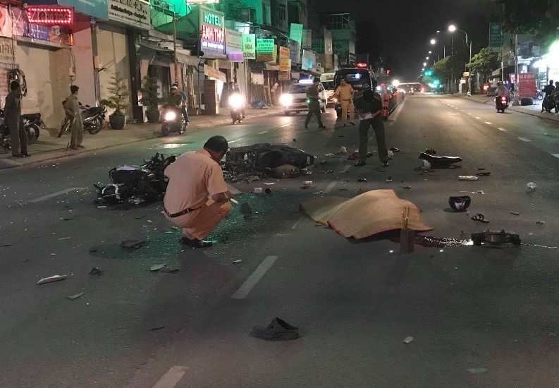 交警勘查事故現場。（圖源：明英）