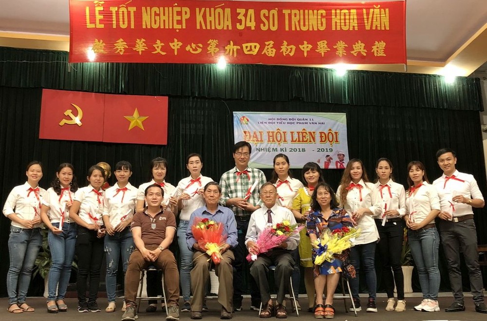 啟秀華文中心第三十四屆初中畢業典禮師生合照。