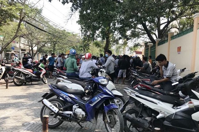 逾百人前往第八郡公安機關舉報天心駕駛培訓中心的詐騙行徑。（圖源：A.X）