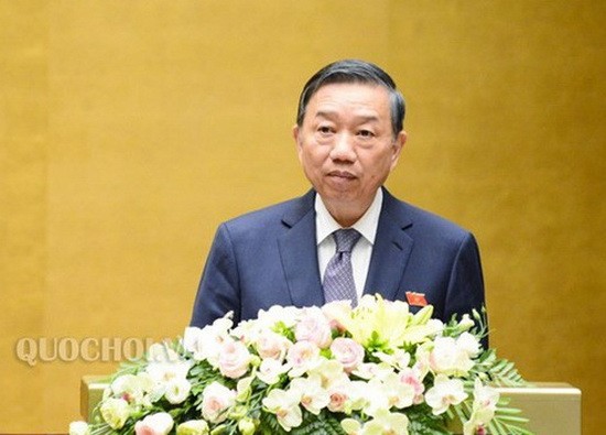 公安部長蘇霖上將闡述政府的報告。（圖源：Quochoi.vn）