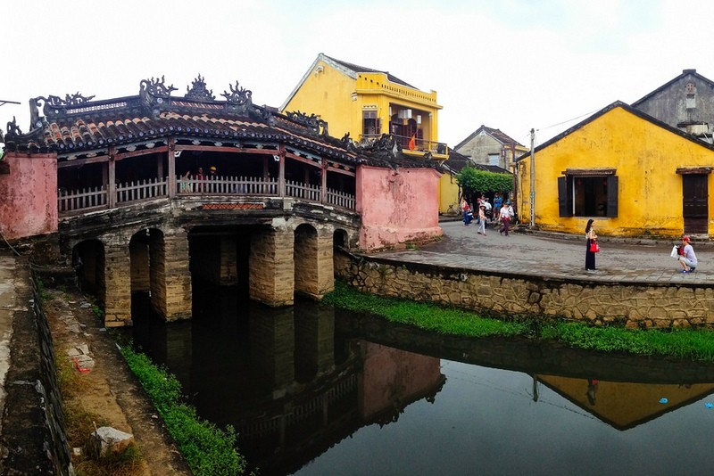 會安廊橋下的河涌水體污染嚴重，黑臭不堪。（圖源：互聯網）