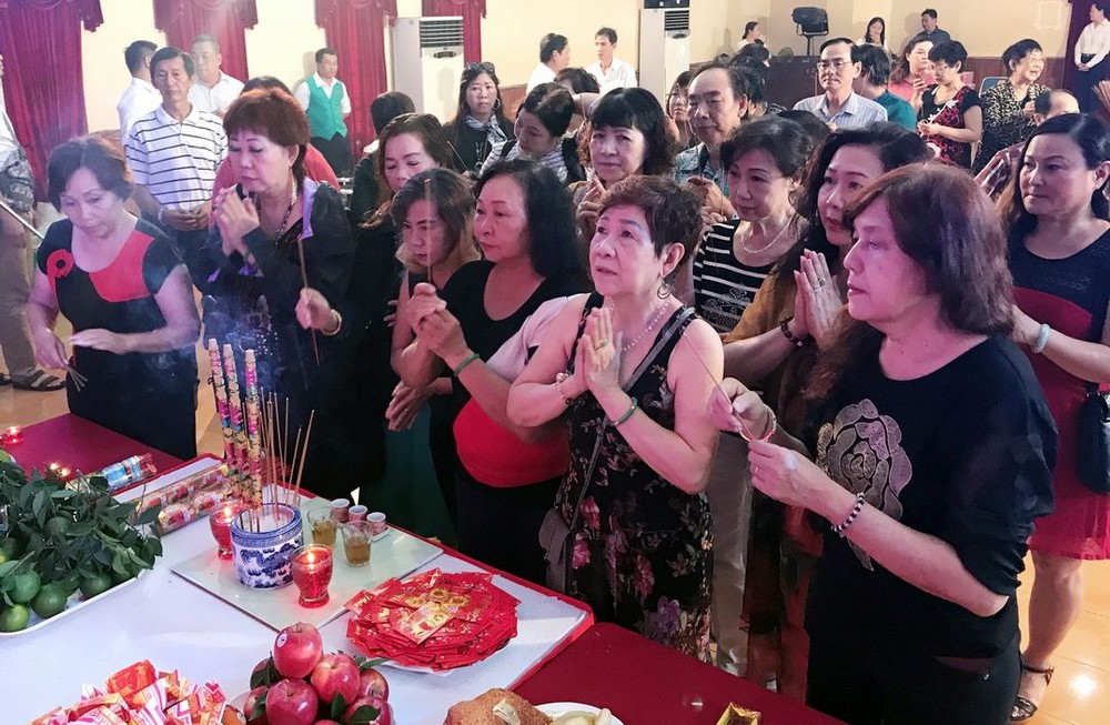 梨園弟子虔誠拜祭。