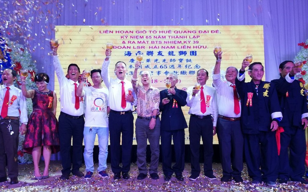 海南聯友龍獅團新任理事會就職並向來賓舉杯致敬。