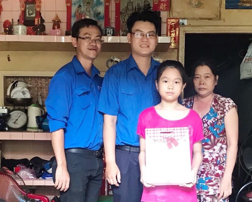 第五郡第十一坊共青團向郡內家境貧困的華人少兒贈送禮物。