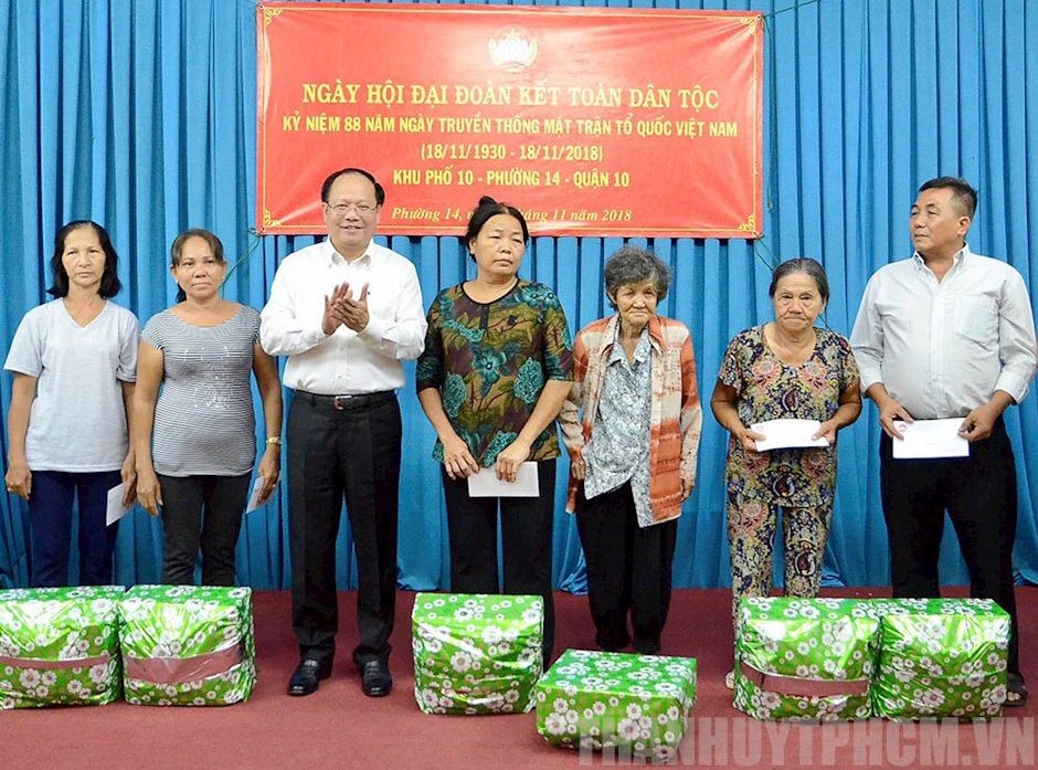 市委常務副書記畢成剛（左三）向第十郡第十四坊第十街區貧困戶贈送禮物。（圖源：市黨部新聞網）