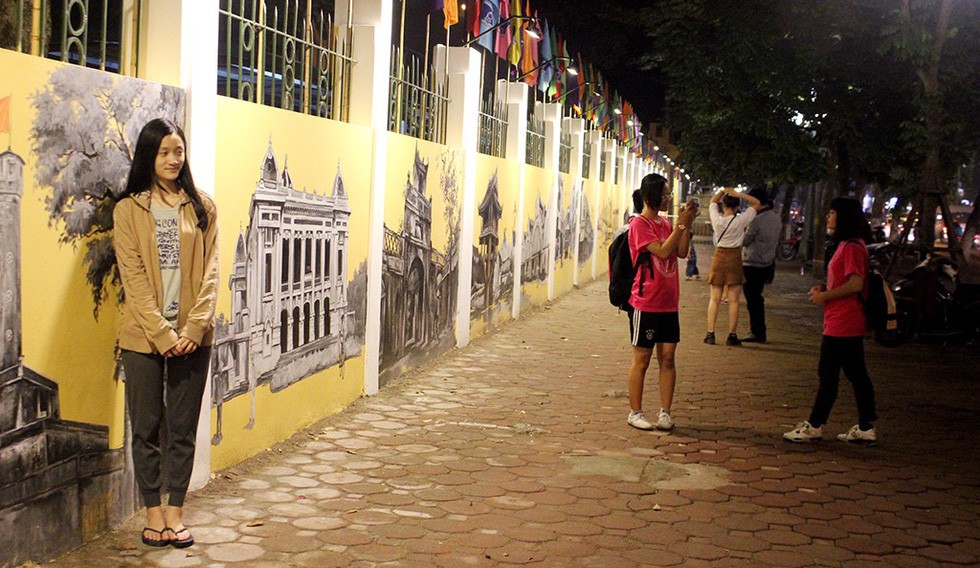 潘廷逢街壁畫受許多青年喜愛，但有的意見認為壁畫對這條街道的文雅之美造成影響。