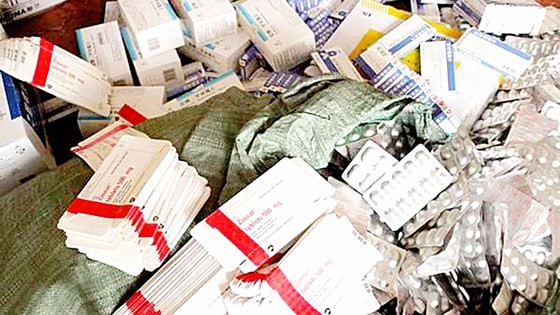 職能機關查獲一批假藥包裝。