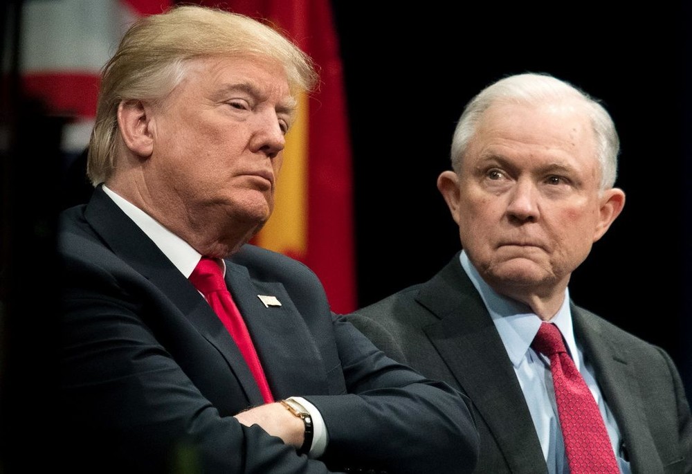 塞申斯（右）多次被特朗普批評工作表現。（圖源：互聯網）