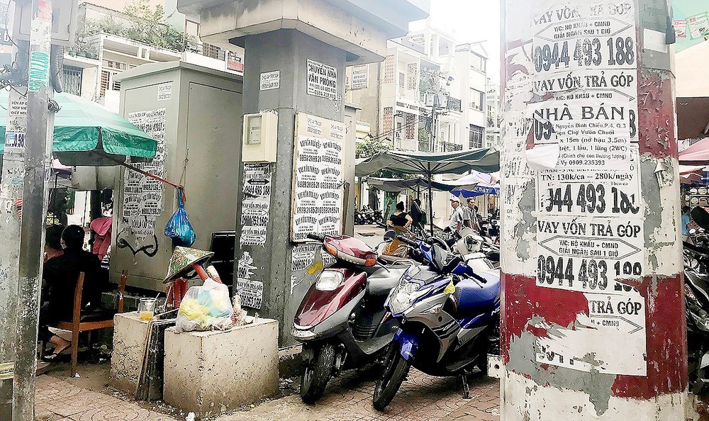 第三郡阮廷炤街焦園街市前的電線杆、電箱被貼滿廣告。