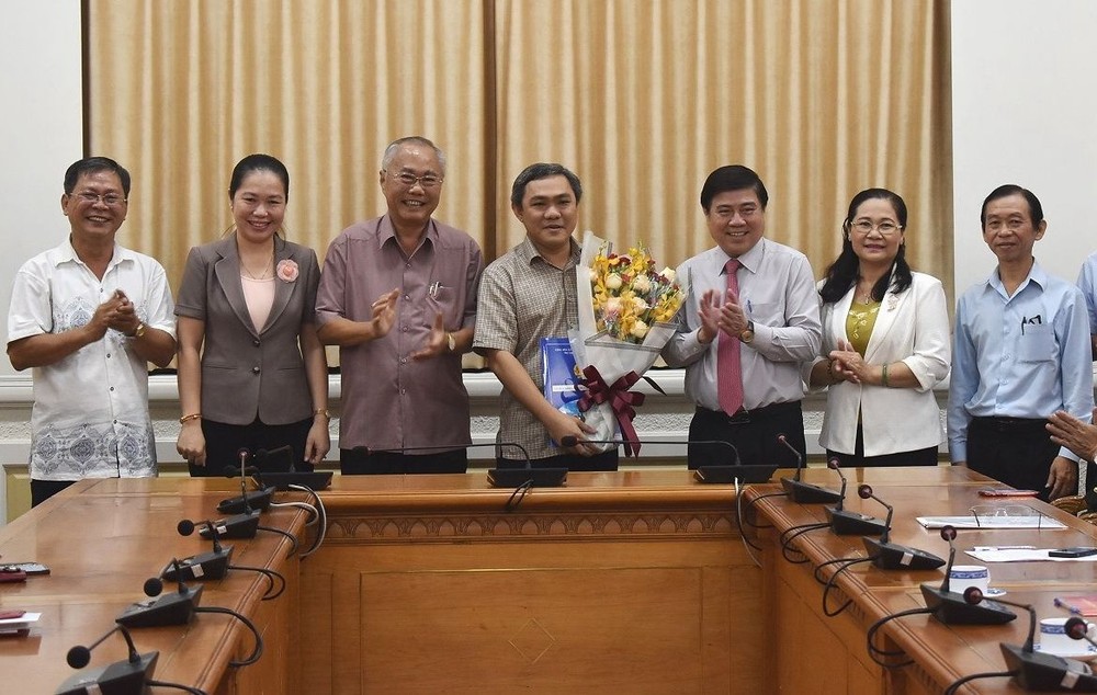 新任市民族處主任黃文鴻玉（中）。（圖源：孟和）