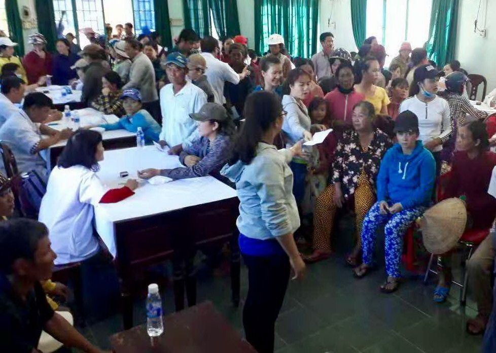 第五郡東醫會慈善診所給當地貧窮戶贈醫施藥和贈送禮物。