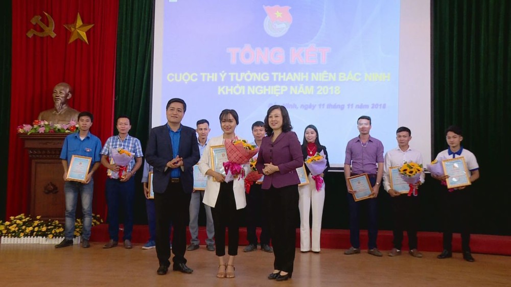 北寧省省委副書記陶紅蘭（前右）向得獎者頒贈獎狀並送鮮花祝賀。（圖源：范進）