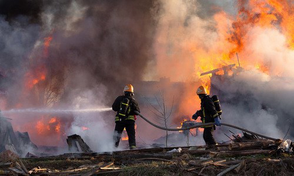 消防隊員趕抵燃爆事故現場噴水滅火救人。（圖源：韓聯社）