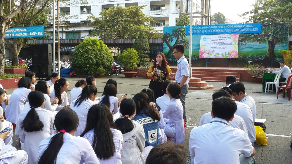 第五郡婦女會在雄王高中學校操場舉辦的“營養健美”座談會一瞥。
