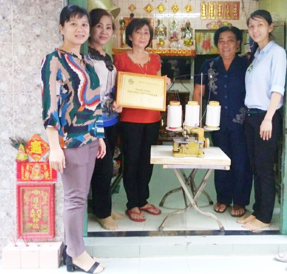 家住第五坊白雲街93/98號華人婦女馬倫黛剛獲得郡婦女會贈送謀生工具。