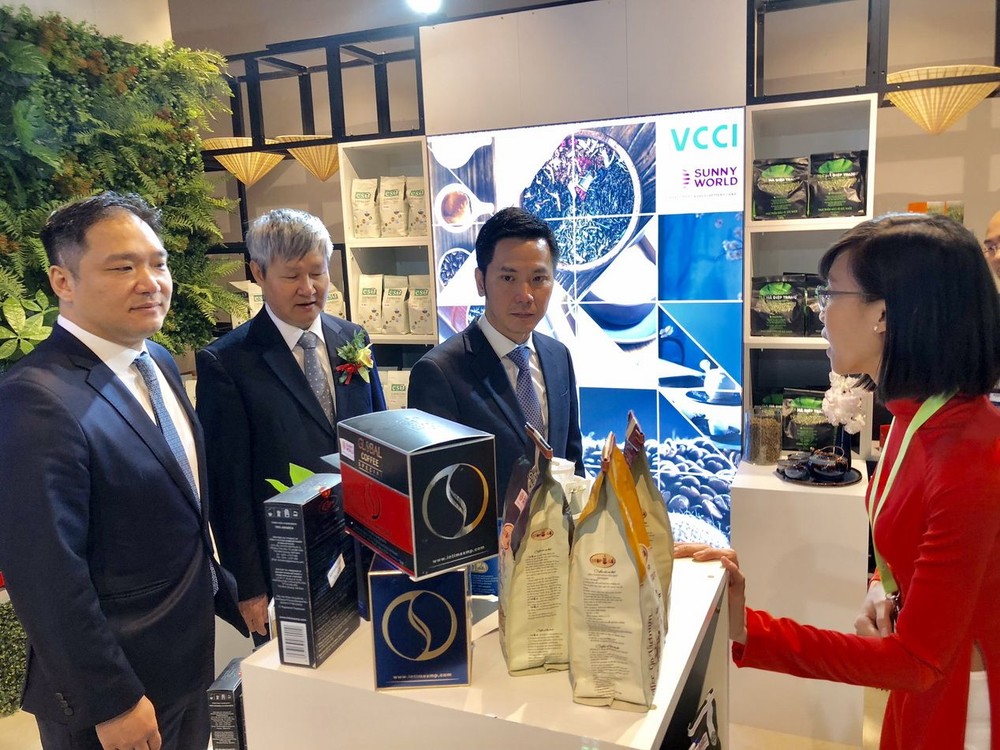 越南駐上海總領事甯成功(左三)參觀越南館。